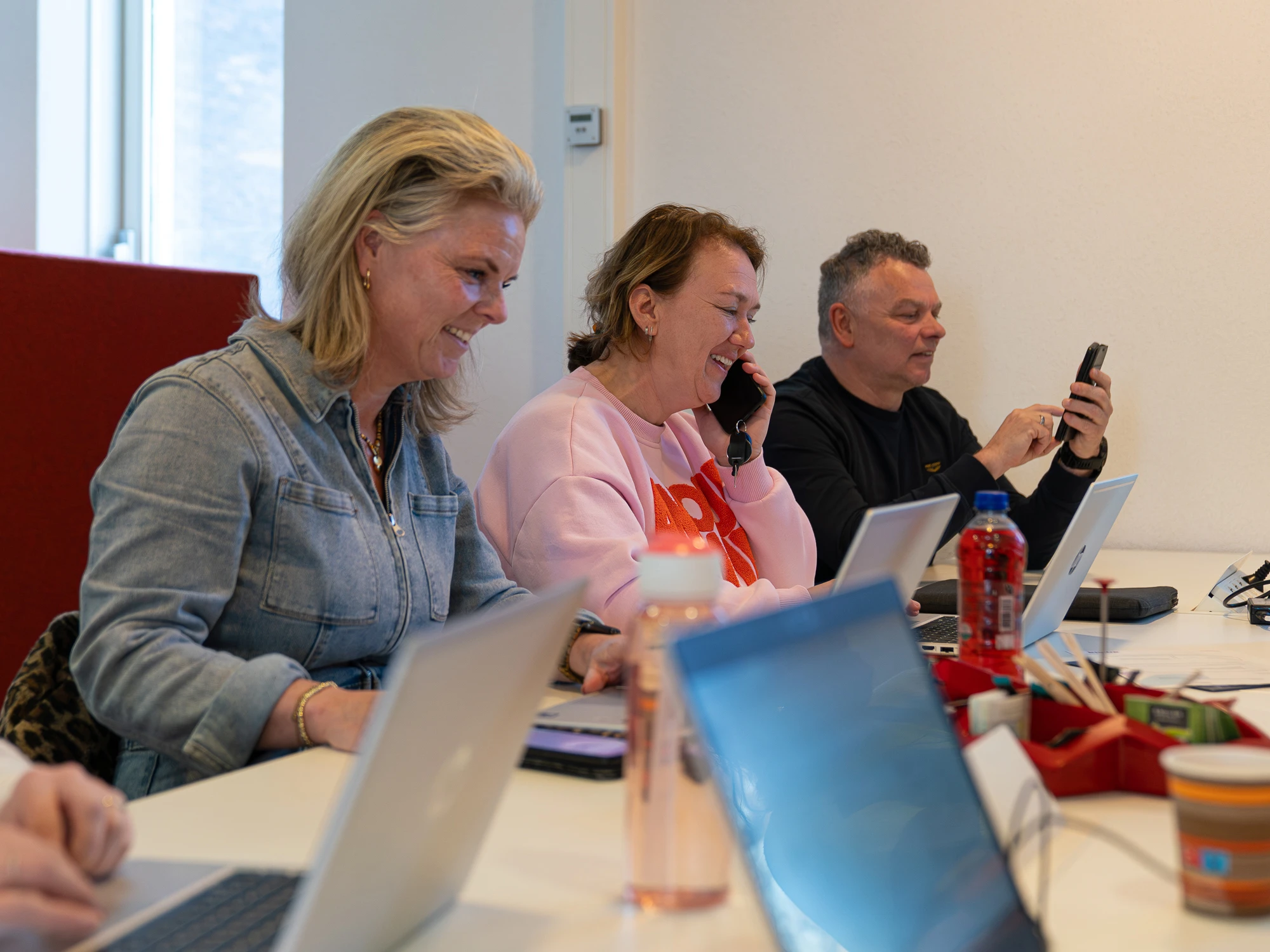 Ambulant hulpverleners samen achter de laptop